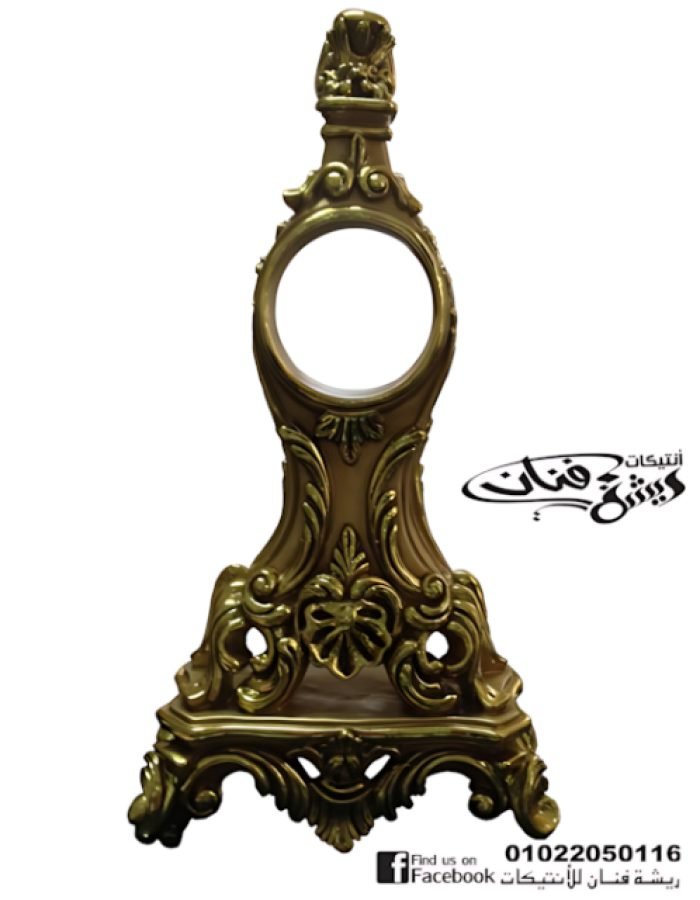 ساعة خشبية مدهبة